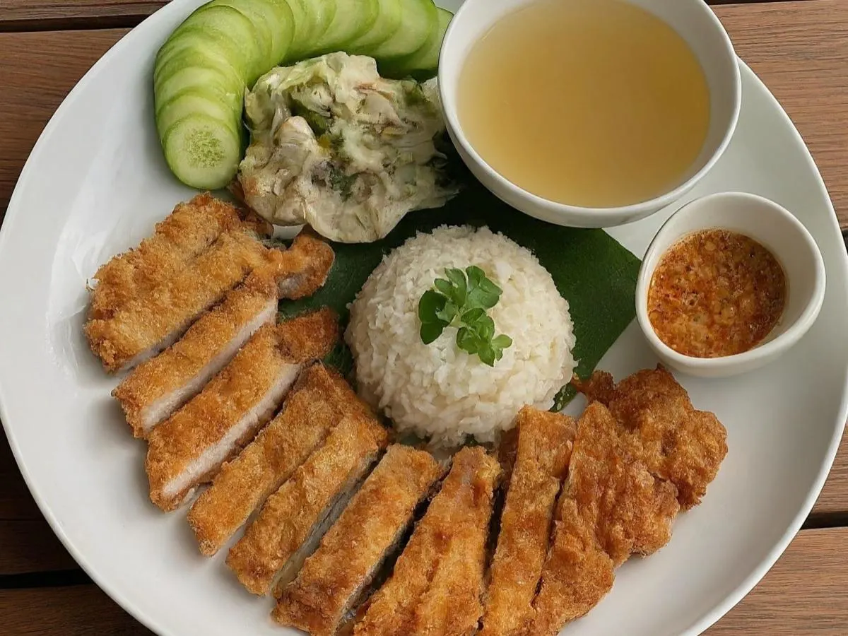 Khao Mun Moo Todd (Pork Cutlet) with Broth Khao Mun Moo Todd (Pork Cutlet) with Broth