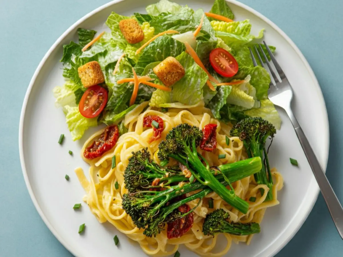 Vegan Garlic Fettuccine with Green Salad Vegan Garlic Fettuccine with Green Salad