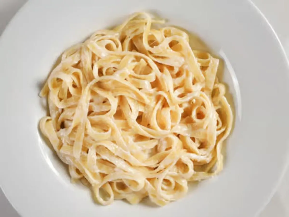 Fettuccine Alfredo with Green Salad (Vegetarian) Fettuccine Alfredo with Green Salad (Vegetarian)