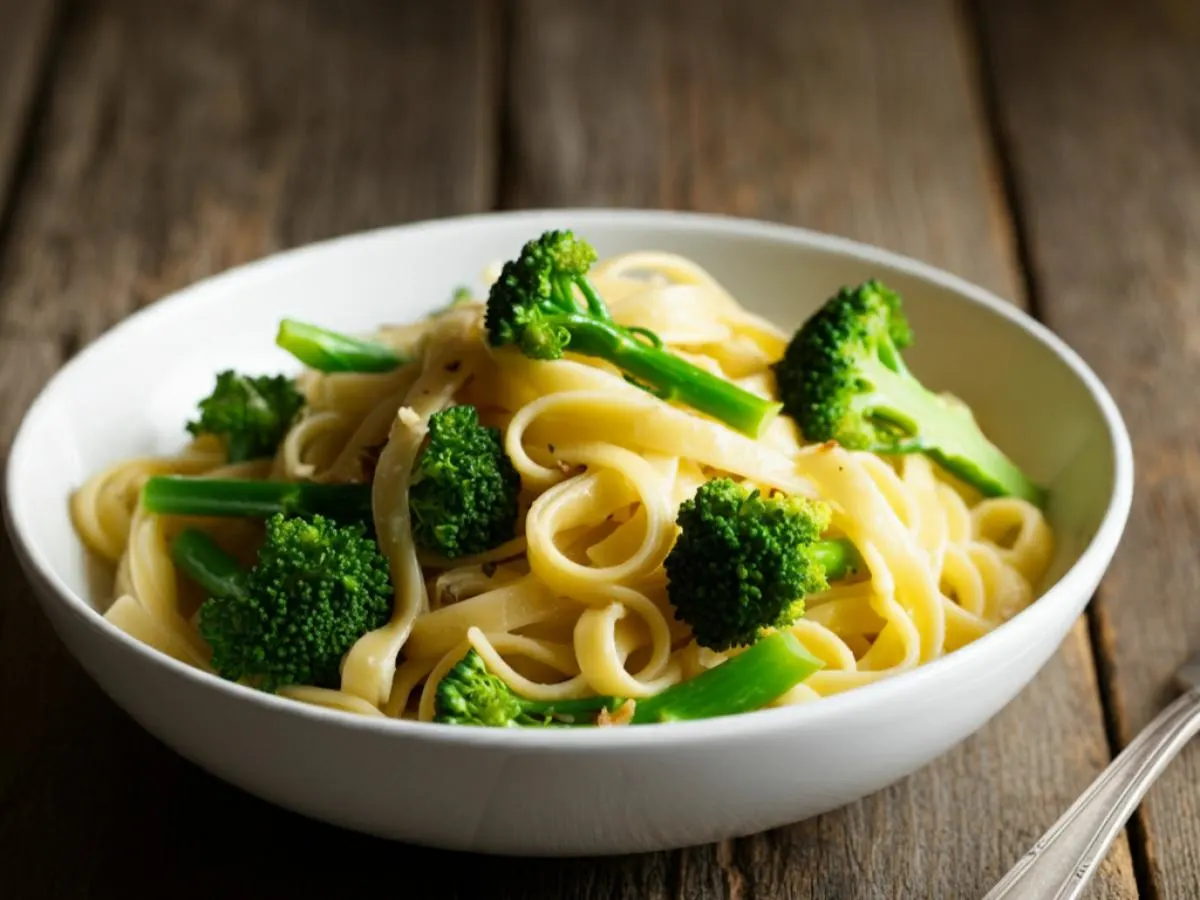 Garlic Fettuccine with Green Salad (Vegan) Garlic Fettuccine with Green Salad (Vegan)