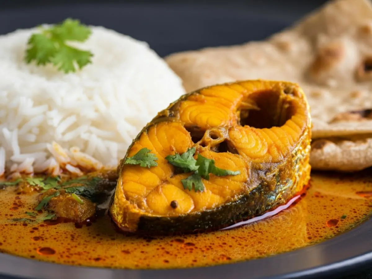 Madras Fish Curry, Steamed White Rice & Wheat Roti [16oz]