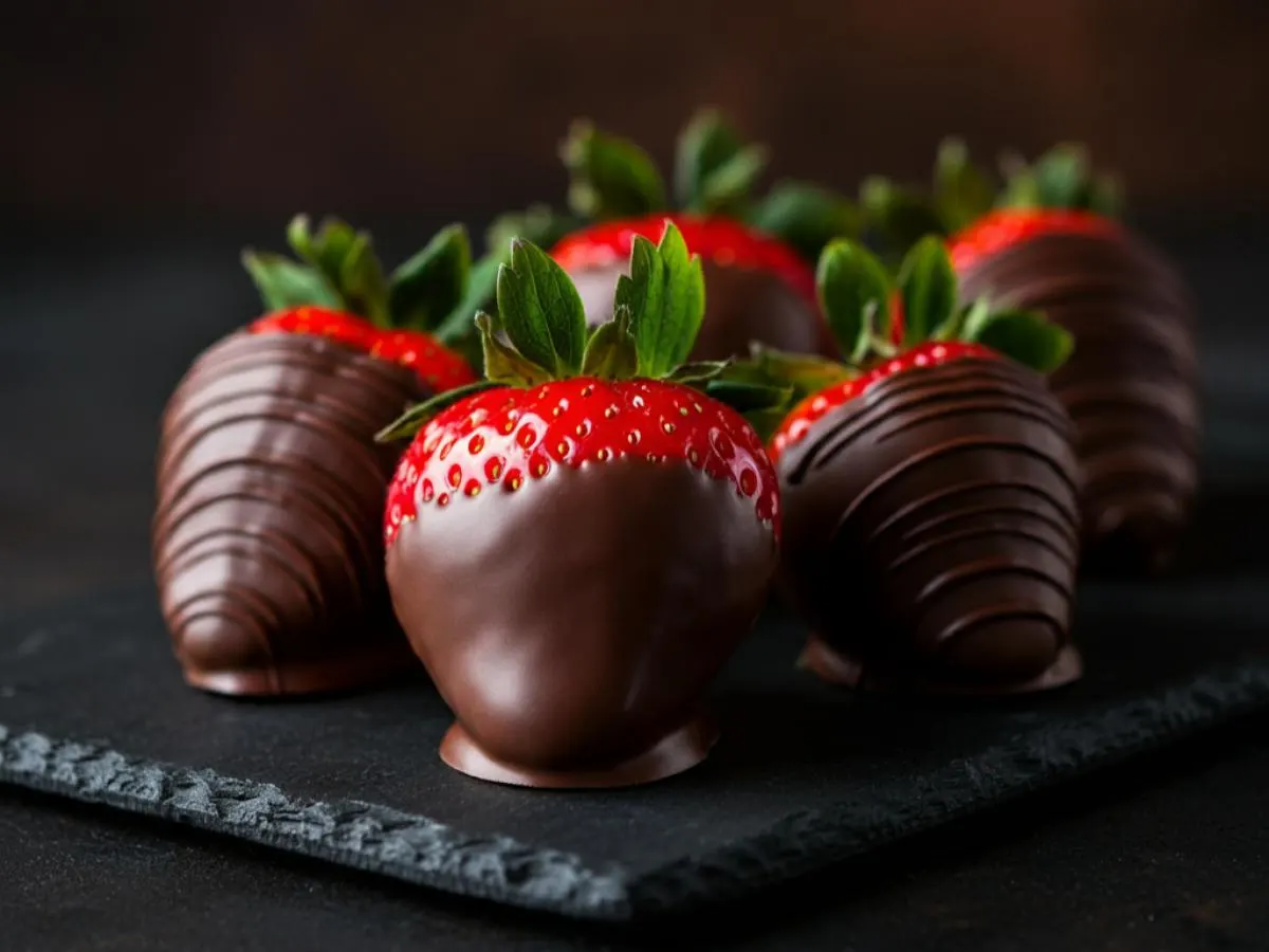 Chocolate Dipped Strawberries (Medium Size)