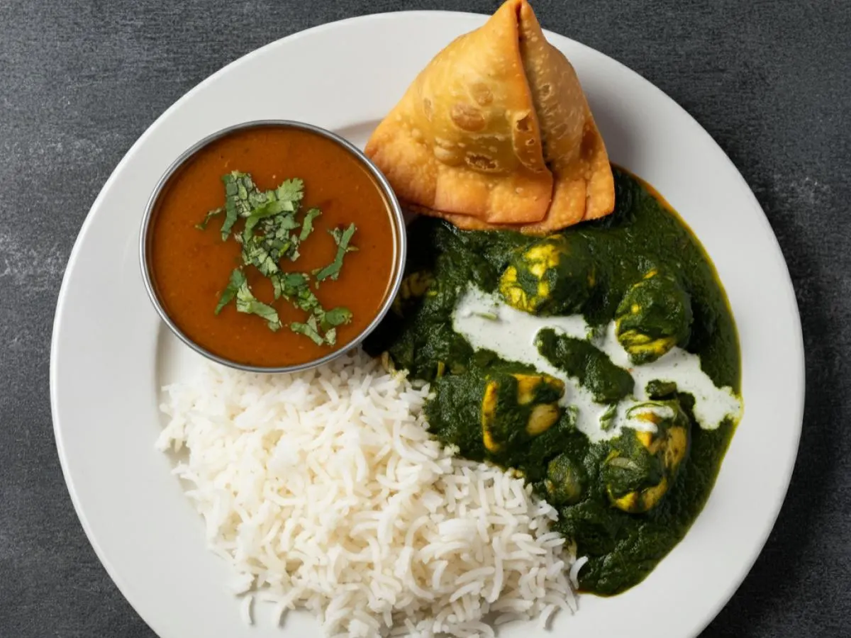 Saag Chicken, Steamed White Rice, Chana Masala & Cocktail Samosa [22oz]