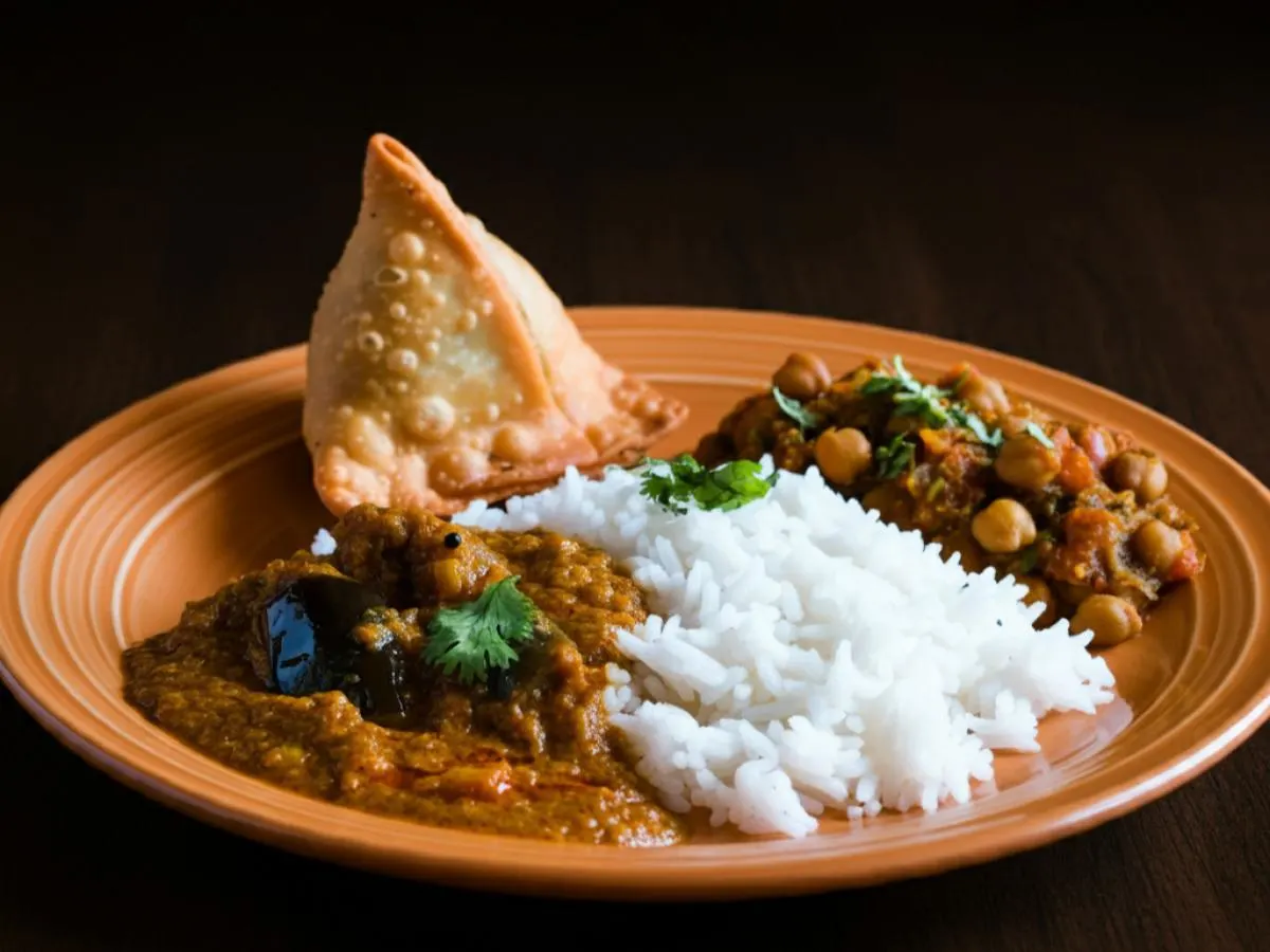 Bagara Beigan, Steamed White Rice, Chana Masala & Cocktail Samosa [16oz]