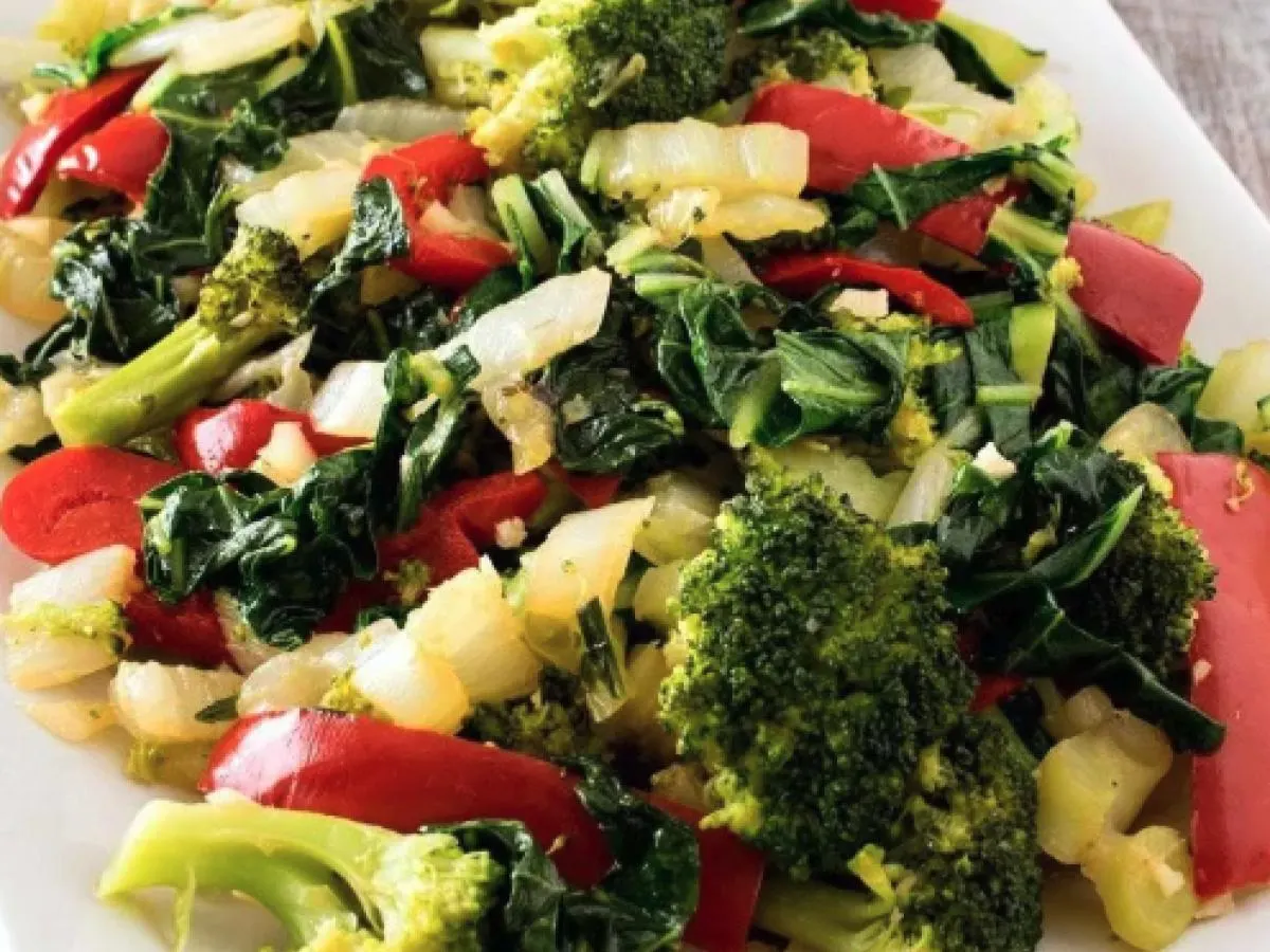 Kale Broccoli Sautee with Red Bell Peppers and Ginger Kale Broccoli Sautee with Red Bell Peppers and Ginger