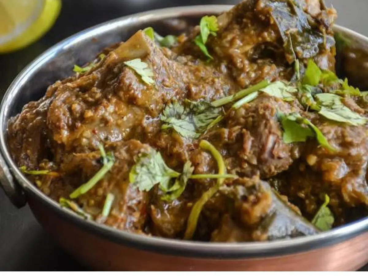 Chicken Vindaloo with Cucumber Salad and Green Salad