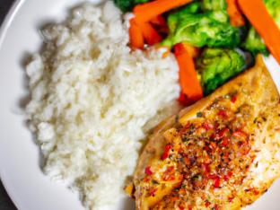 Cajun Seasoned Chicken Breast with Jasmine Rice, Steamed Seasonal Veggies [21 oz]