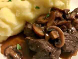 Braised Beef Tips with Garlic Mashed Potatoes and Garlic Butter Mushrooms [21 oz]