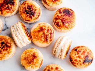 Vanilla Crème Brulee Macaron Vanilla Crème Brulee Macaron