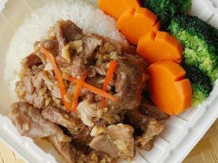 Golden Garlic Pork [18 oz]