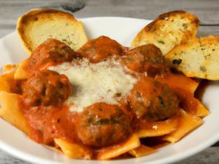3 Cheese Ravioli with Meatballs and Marinara Sauce [21 oz]