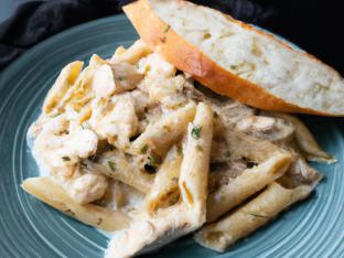 Penne with Chicken and Classic Creamy Alfredo Sauce [18 oz]