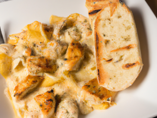 3 Cheese Ravioli with Chicken and Classic Creamy Alfredo Sauce [18 oz]