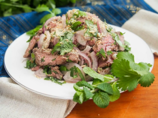Steak Salad (Nam Tok Neau) [Extra Dressing]
