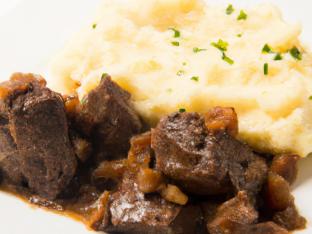 Braised Beef Tips with Garlic Mashed Potatoes and Garlic Butter Mushrooms [18 oz]