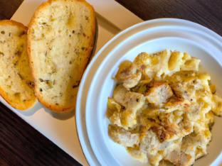 White Cheddar Mac n Cheese with Garlic Chicken and Garlic Bread [18 oz]