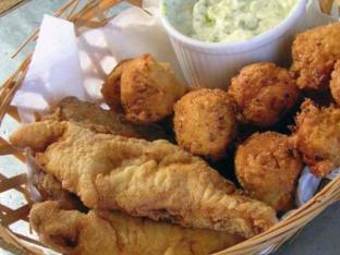 Fried Catfish Basket with Hushpuppies and Coleslaw [21 oz]