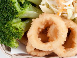 Fried Calamari Basket with Coleslaw and Steamed Broccoli [21 oz]