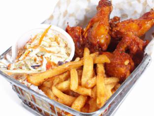 Chicken Wing Basket with Fries and Coleslaw [21 oz]
