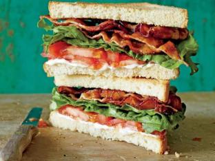Gluten-Free BLT Sandwich with Chips and a Green Salad Gluten-Free BLT Sandwich with Chips and a Green Salad
