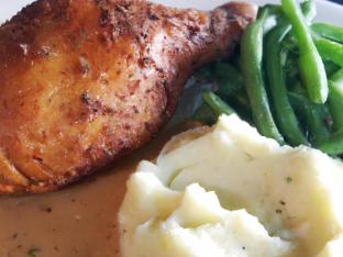 Gluten Free Chicken with Green Beans, Mashed Potatoes and Gravy Gluten Free Chicken with Green Beans, Mashed Potatoes and Gravy