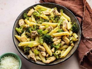 Penne, Grilled Chicken and Broccoli with Garlic and Oil Penne, Grilled Chicken and Broccoli with Garlic and Oil
