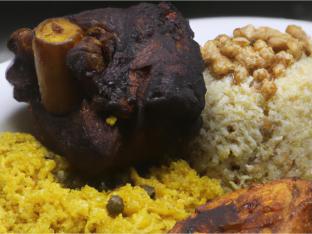 Pernil Asado Meal with Yellow Rice and Platanos Maduros[21oz]