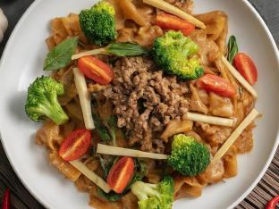Pad Kee Mao with Pork (Drunken Noodles) [16oz]