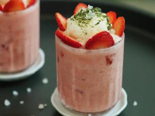 Strawberry Jasmine Green Tea with Rock Salt Crema [24 oz Unsweetened]