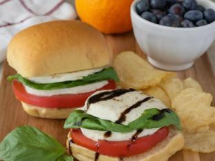 Caprese Sandwich Boxed Lunch | Sea Salt Chips | Fruit Cup