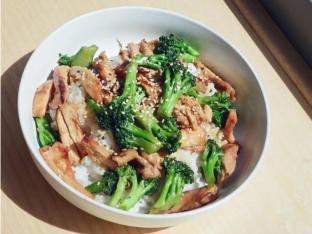 Gluten Free Chicken and Broccoli Bowl over White Rice Gluten Free Chicken and Broccoli Bowl over White Rice