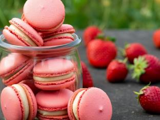 Strawberry Fields Macaroon