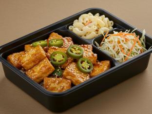 [20oz] Jalapeno Stir-Fried Tofu with Mac Salad + Coleslaw