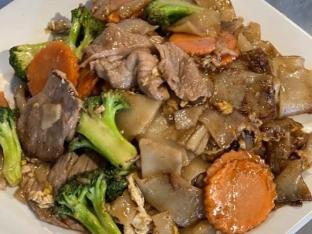 Pad See Eiw Noodles with Beef Pad See Eiw Noodles with Beef