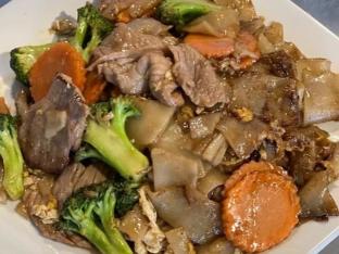 Pad See Eiw Noodles with Beef Pad See Eiw Noodles with Beef
