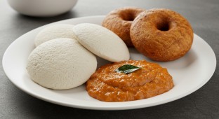 Idli Vada Combo Box with Tomato Coconut Chutney (Vegan)