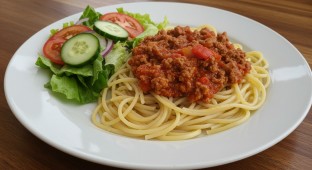 Spaghetti with Meat Sauce and Salad