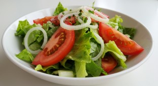 Side Salad with Tomatoes and Onions