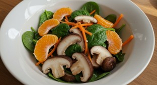 Dairy-Free Shiitake Mushrooms Spinach and Mandarin Entree Salad with Asian Vinaigrette (No Cheese)