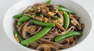 Vegan Garlic Noodles with Sauteed Mushrooms and Green Beans