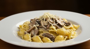 Mushroom and White Truffle Oil with Creste Di Gallo Pasta