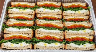 GLUTEN FREE W-8 Goat Cheese, Peperonata With Baby Arugula and Extra Virgin Olive Oil