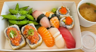 Crispy Rice Lunch Box With Spicy Scallop Roll