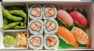 Happy Life Lunch Box With Lobster Roll