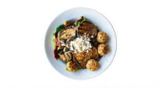 Mediterranea Salad with Chicken Meatball