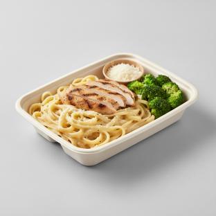 Fettuccini Alfredo with Grilled Chicken Boxed Meal Fettuccini Alfredo with Grilled Chicken Boxed Meal