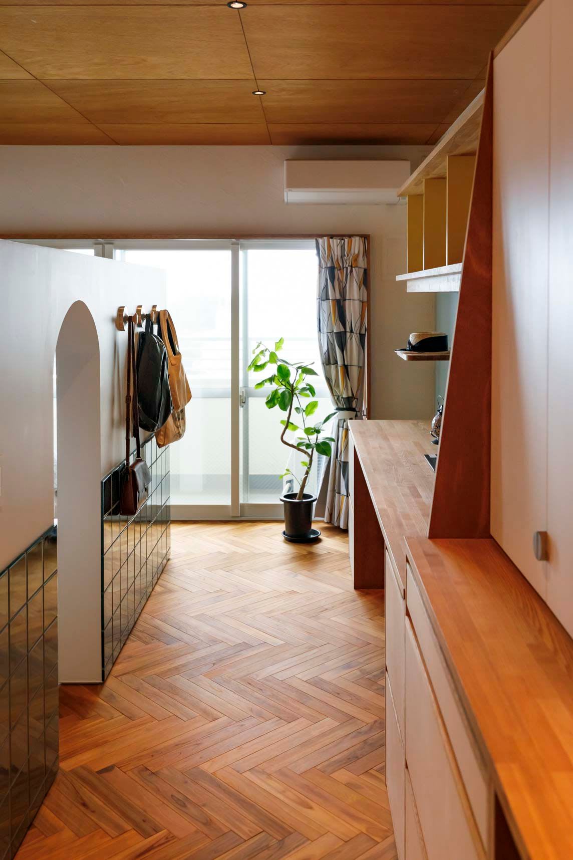 ワンルームの空間を緩やかに区分け解放感と空気の流れを確保