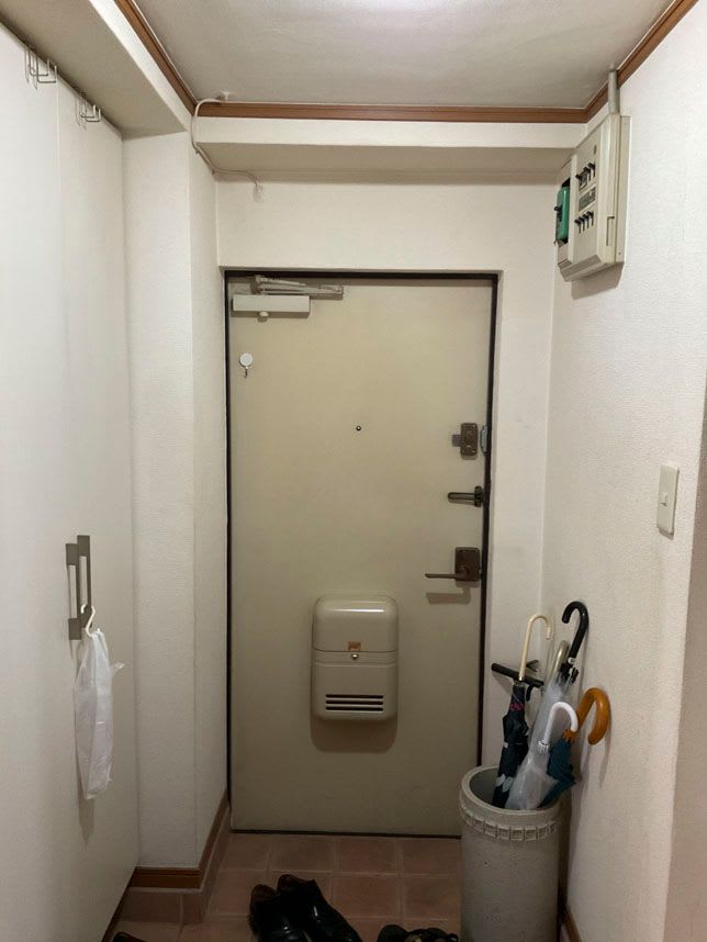 中古マンションのリノベーション前の玄関
