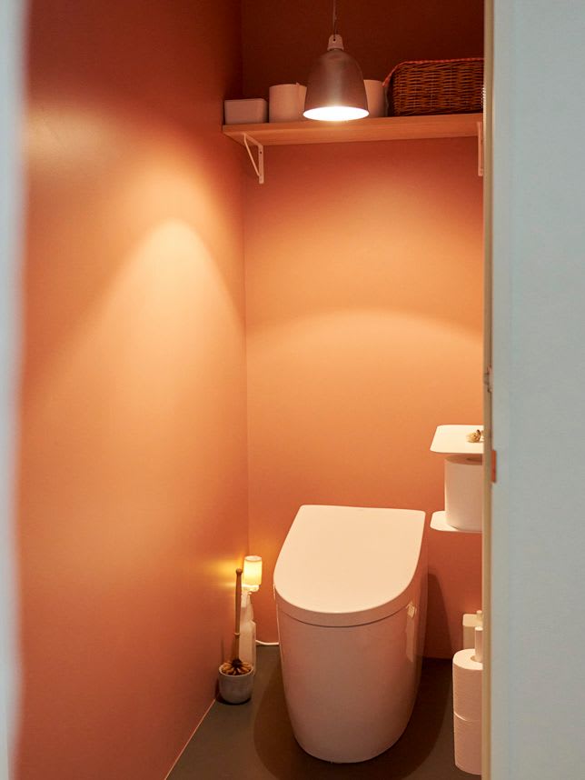 事例2）部屋のカラーとは対照的なレッドカラーで囲った、際立つ個性