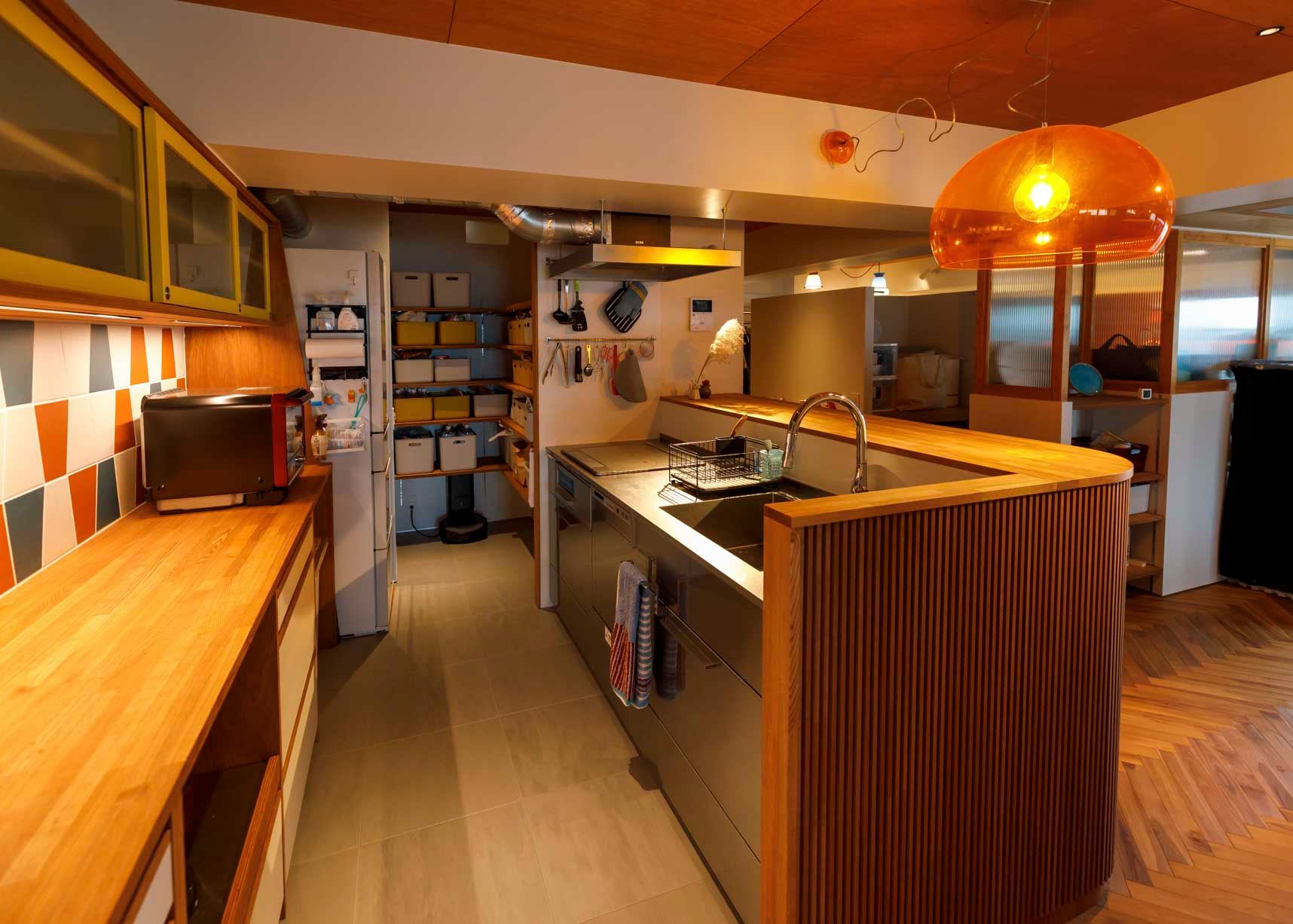 温かみのある照明がレトロモダンな印象を演出